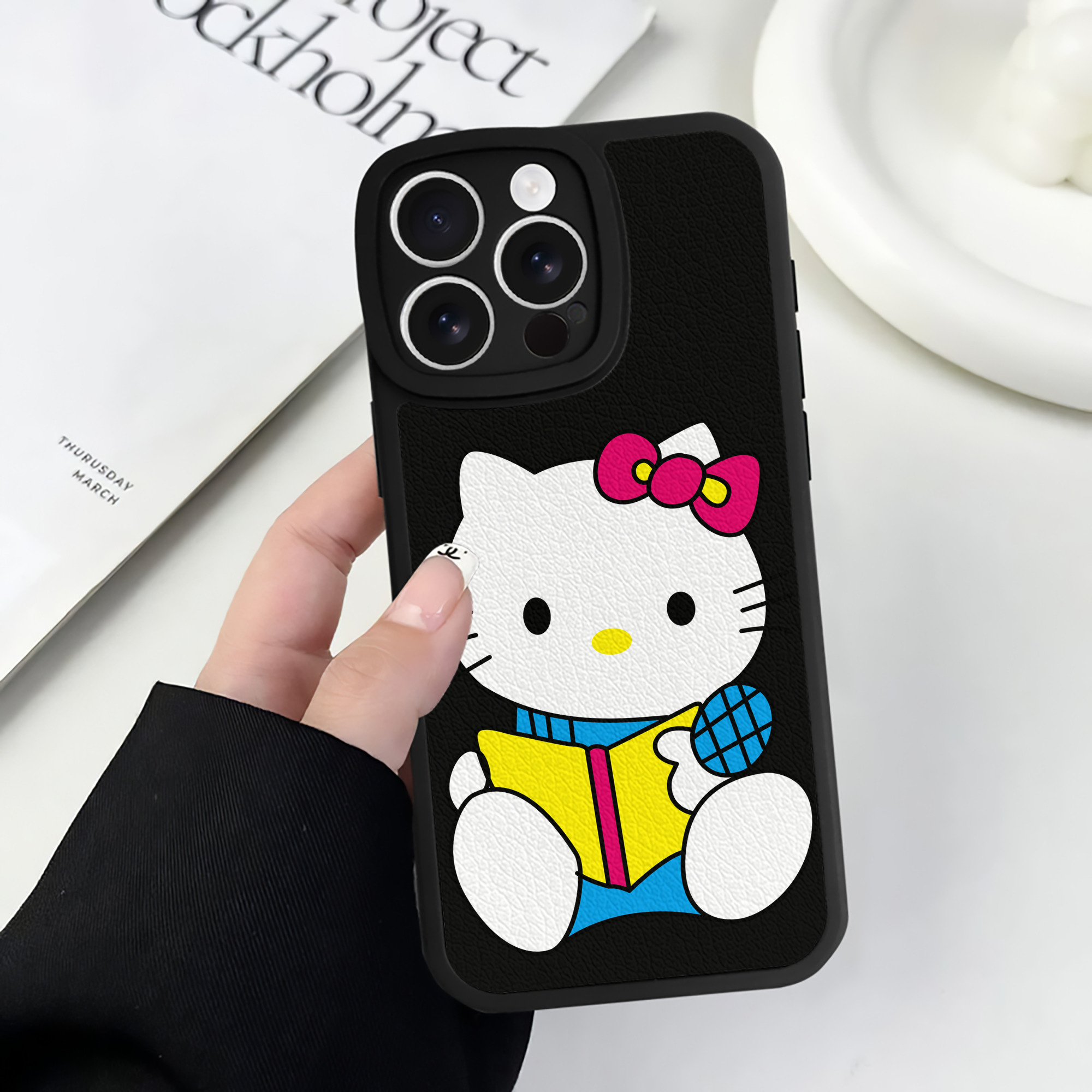 （画像用） Hello Kitty ハローキティ 【iPhone 16シリーズ対応】シリコンスマホケース（レザー調） 材質：シリコン